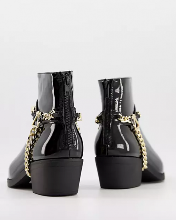 Detail Tali Rantai Emas pada Sepatu Boot